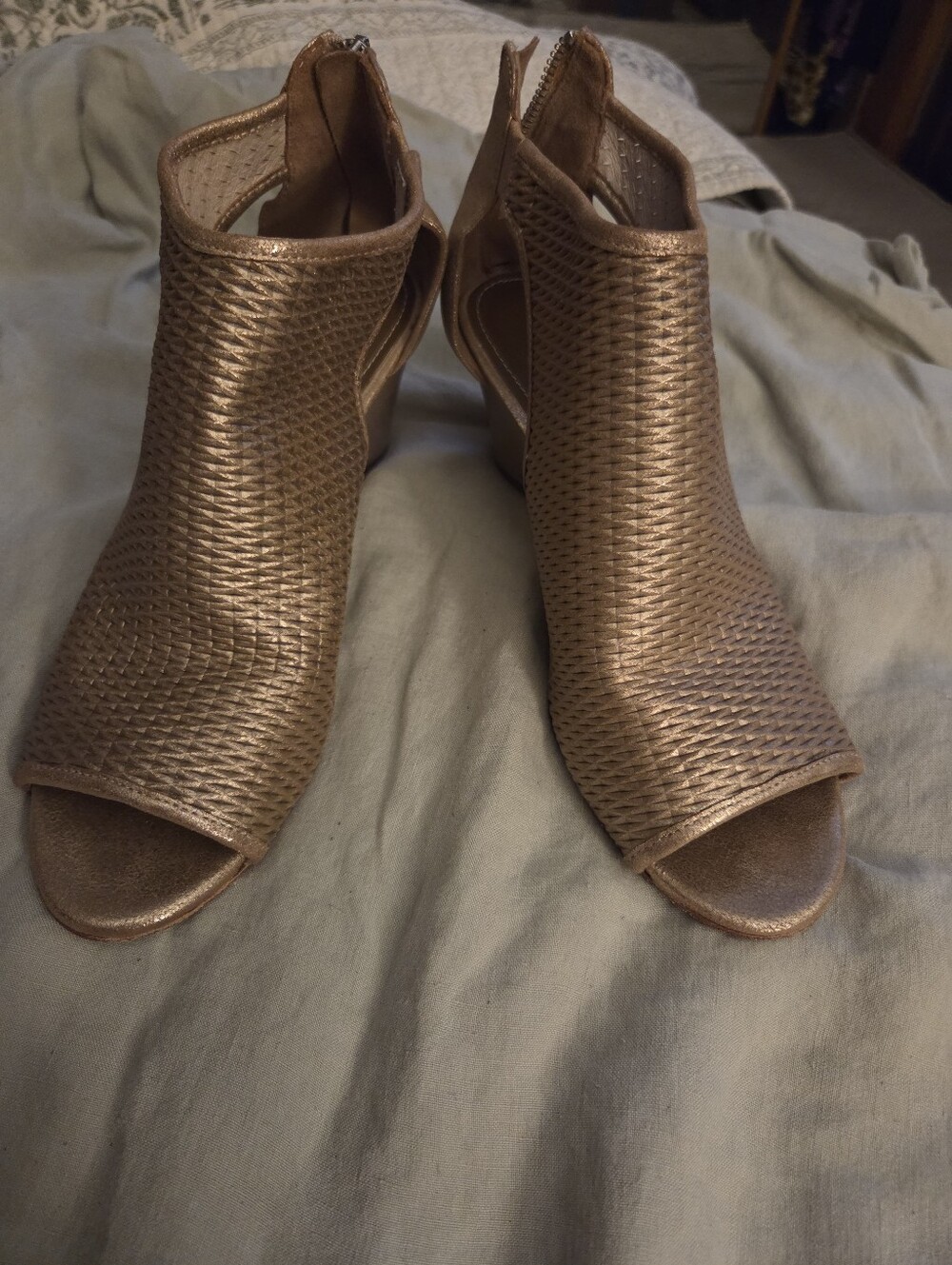 Donald Pilner Jace Metallic Gold Wedges